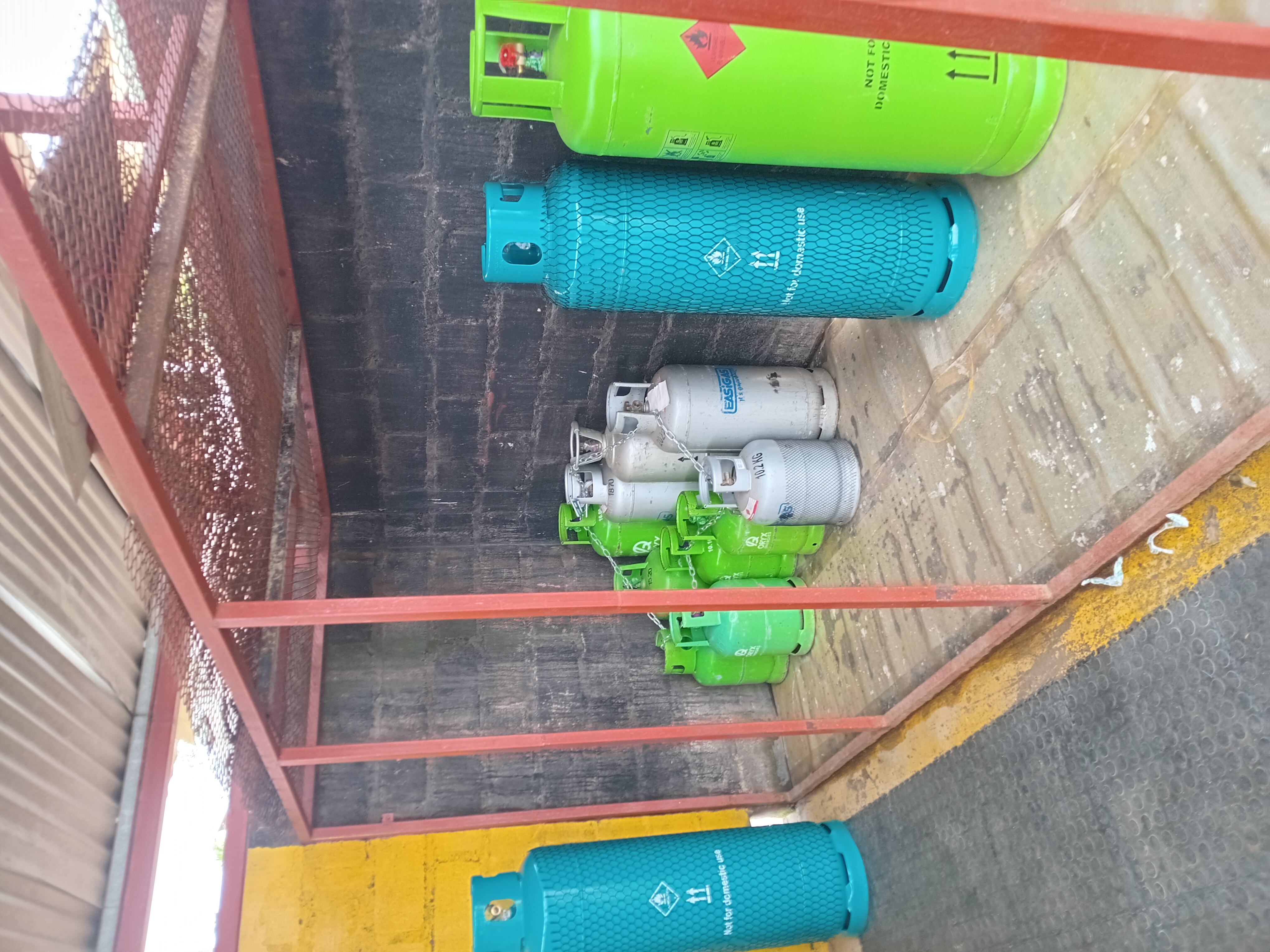 Cylinder storage cages